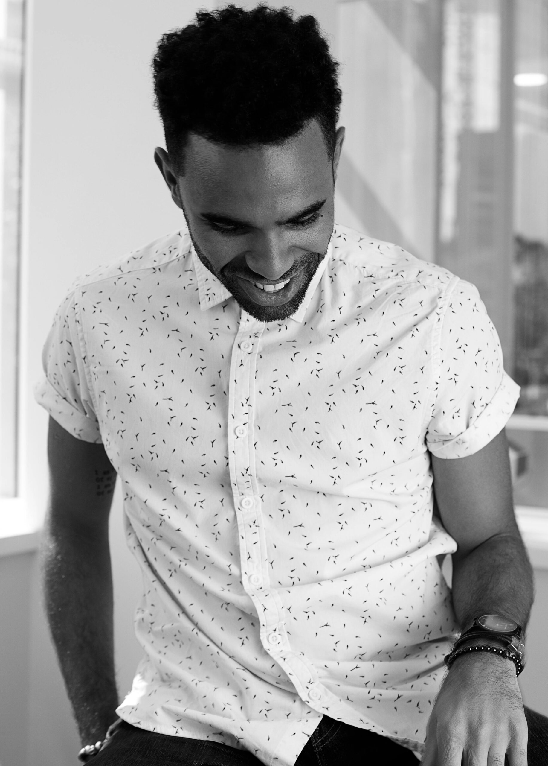 Photo d'un homme en noir et blanc.