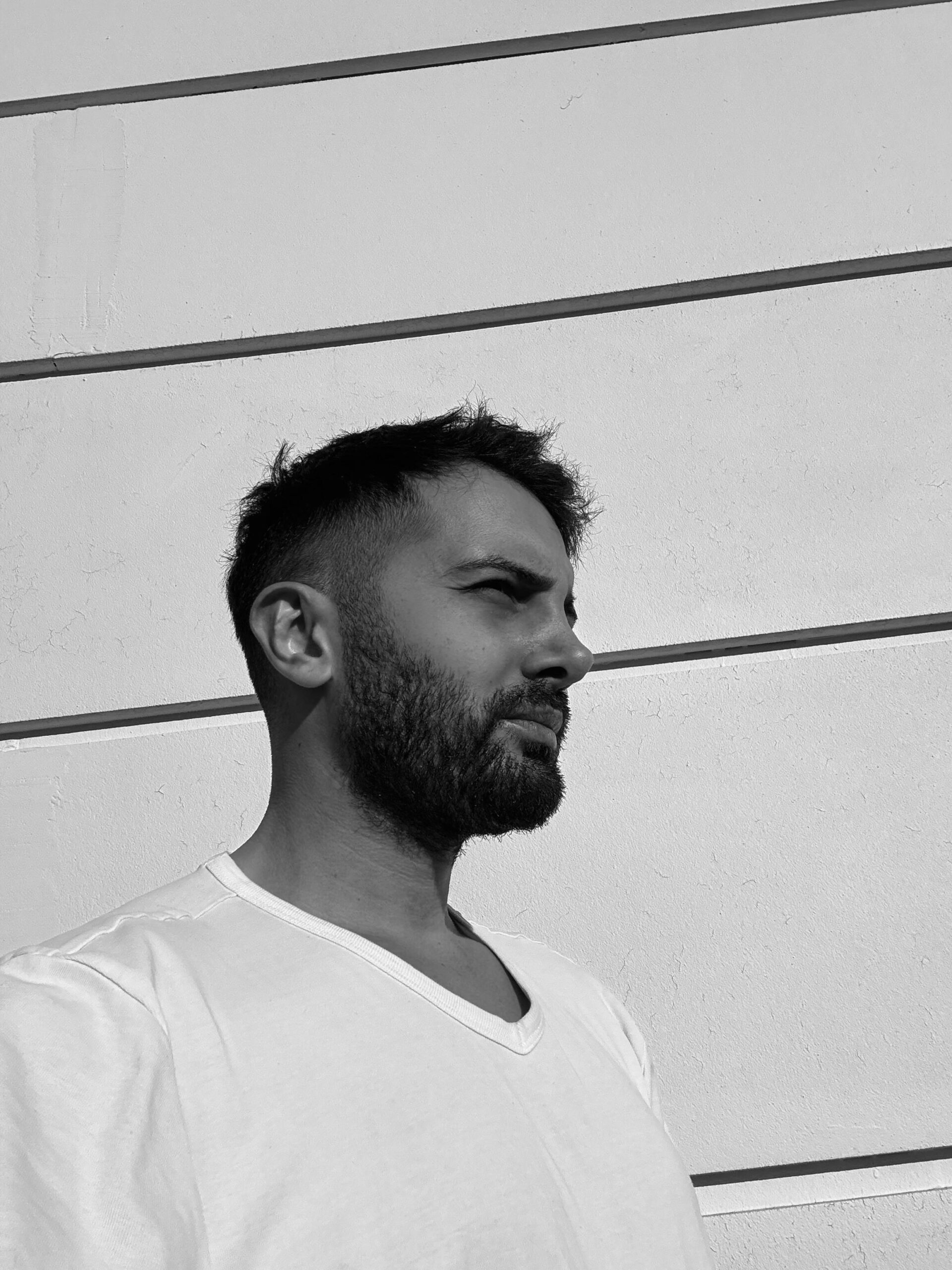 Photo d'un homme en noir et blanc.